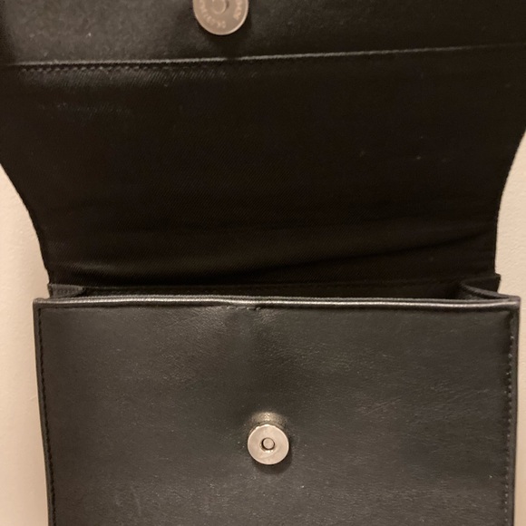 Black cross body bag with plenty of compartments to hold cards, cash keys lip - Picture 2 of 3